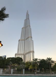 Burj Chalífa v Dubaji je nejvyšší stavbou světa a měří 828 metrů včetně antény. Na dodávkách výtahů se podílela i pardubická společnost Pega Hoist.