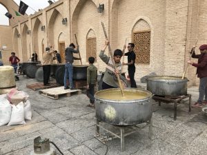 Hromadné vaření a následné jezení v íránském městě Yazd.