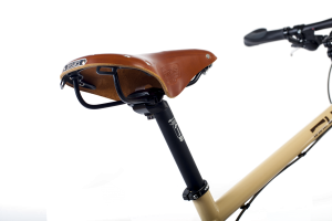 Turistické kolo s koženým sedlem